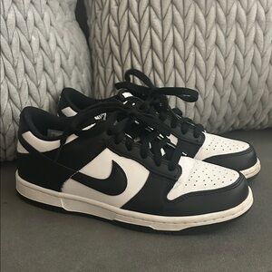 Like New! Nike Size 5 Youth Black and White Low-Top Sneakers
